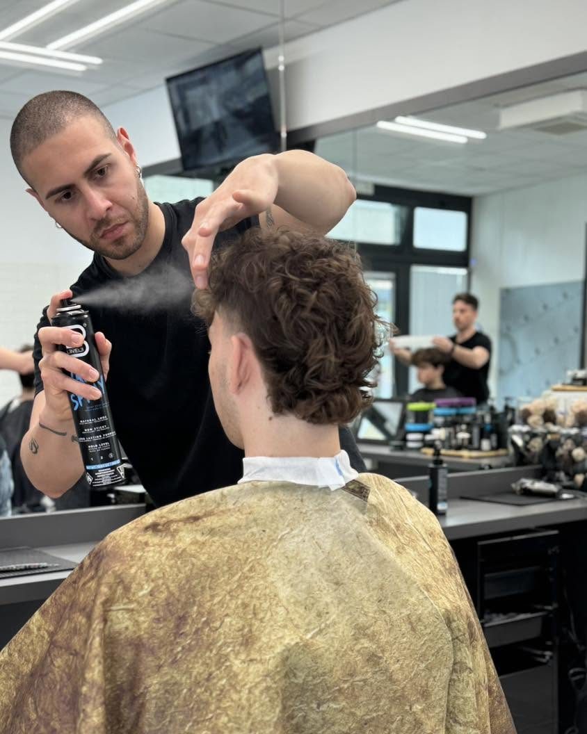 Barbiere al lavoro con lo styling — MZ Barber Shop