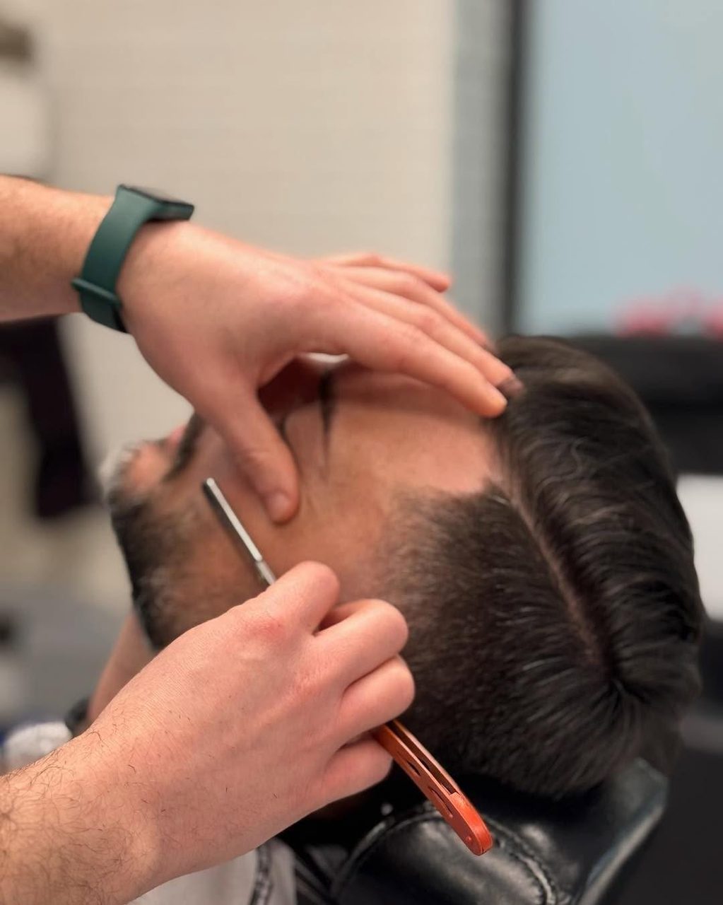 Rifinitura con rasoio a mano libera — MZ Barber Shop