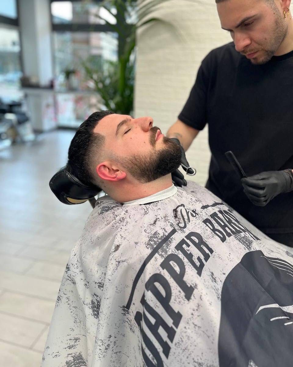 Cliente in poltrona dal barbiere — MZ Barber Shop