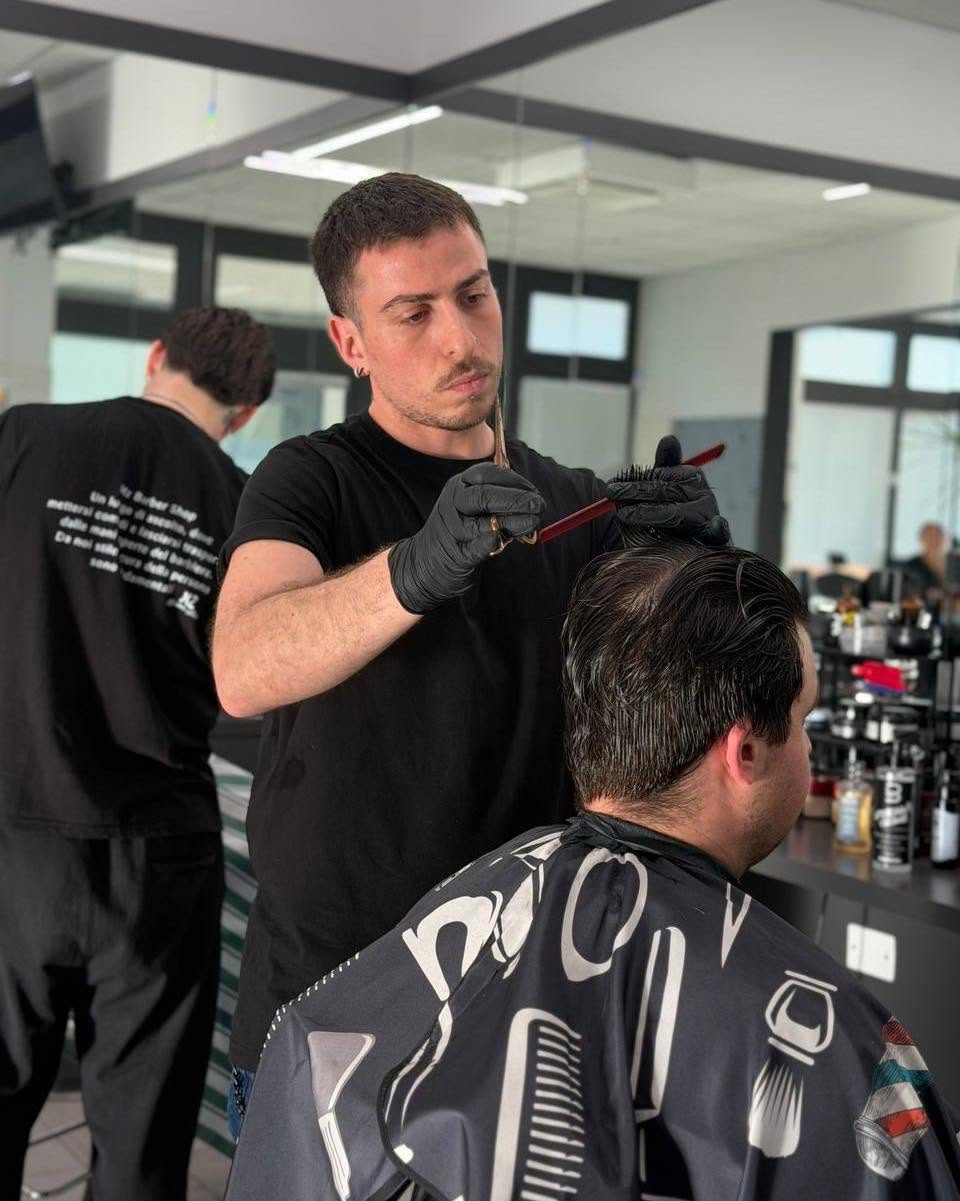 Taglio con forbice e pettine — MZ Barber Shop