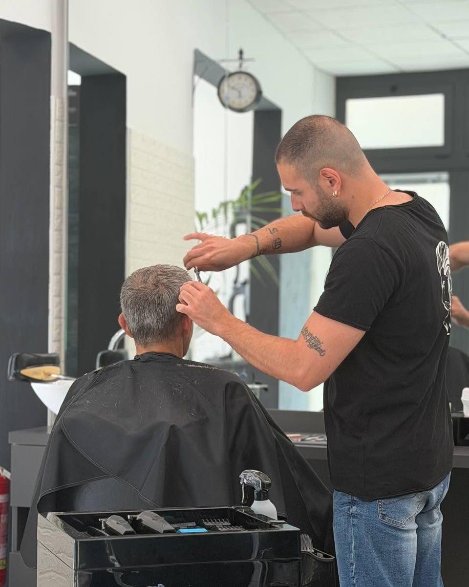 Barbiere al lavoro in salone — MZ Barber Shop