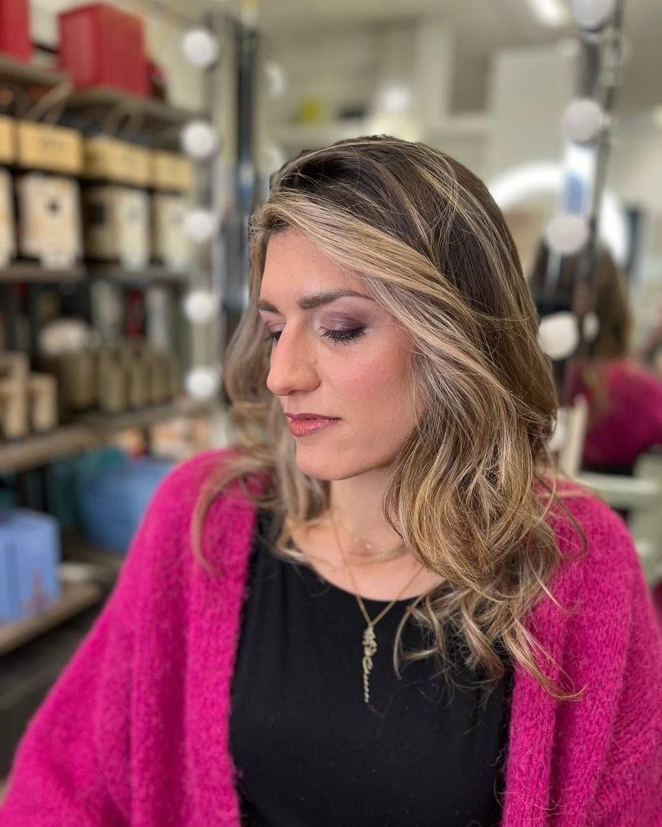 Luminous make up with blonde waves