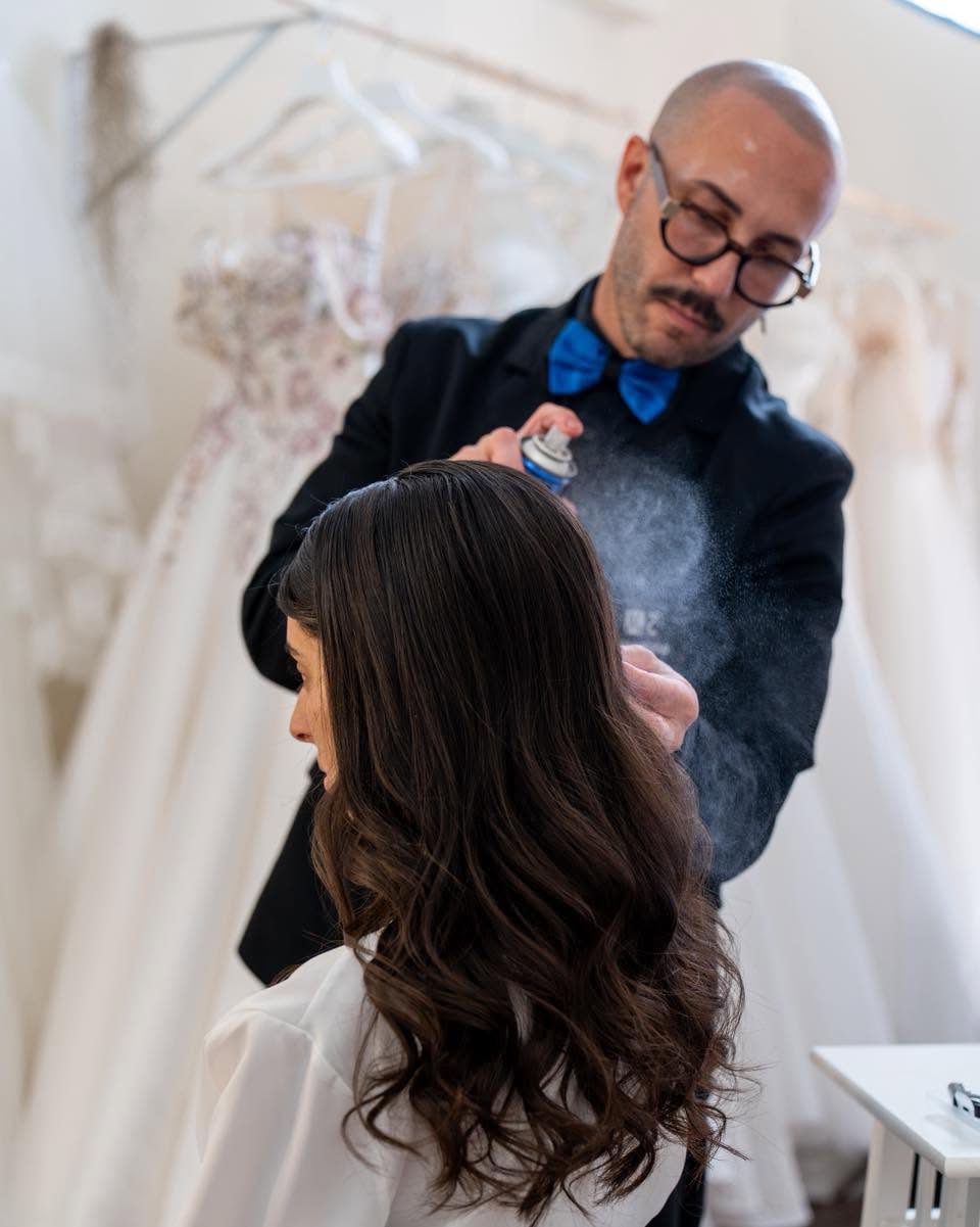 Maurizio fissa l'acconciatura tra gli abiti da sposa