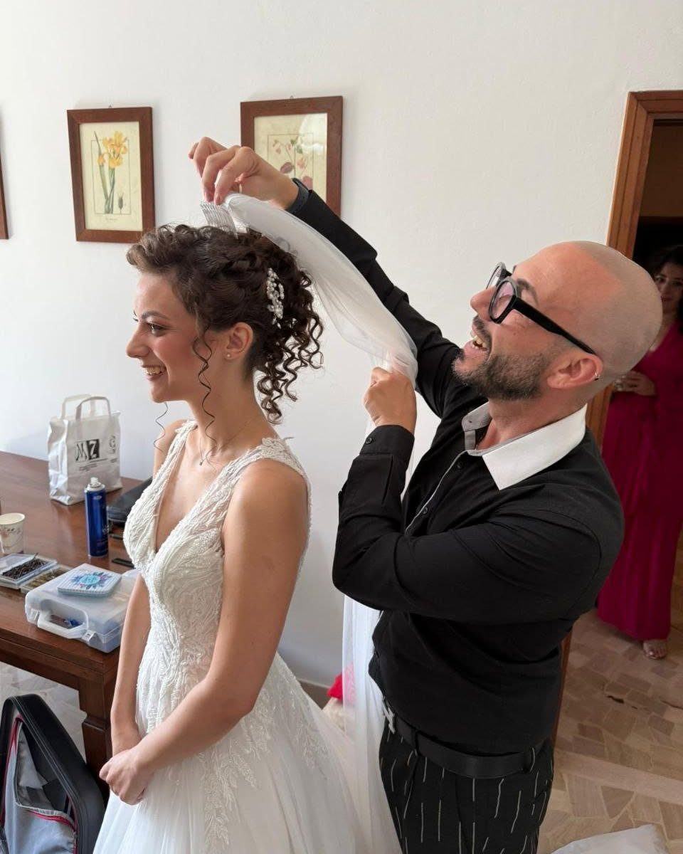 Maurizio sistema il velo della sposa