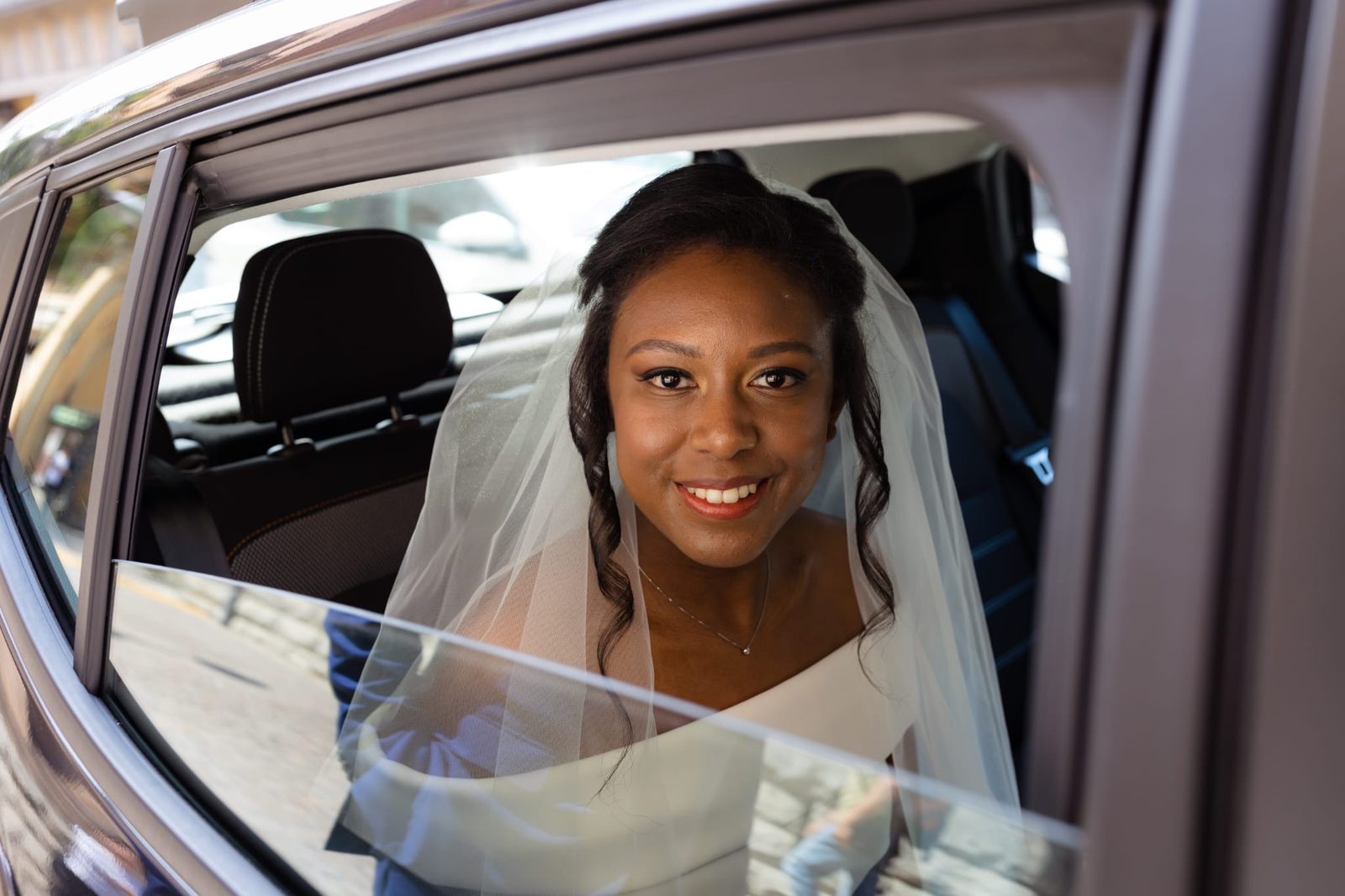 Sposa sorridente in auto