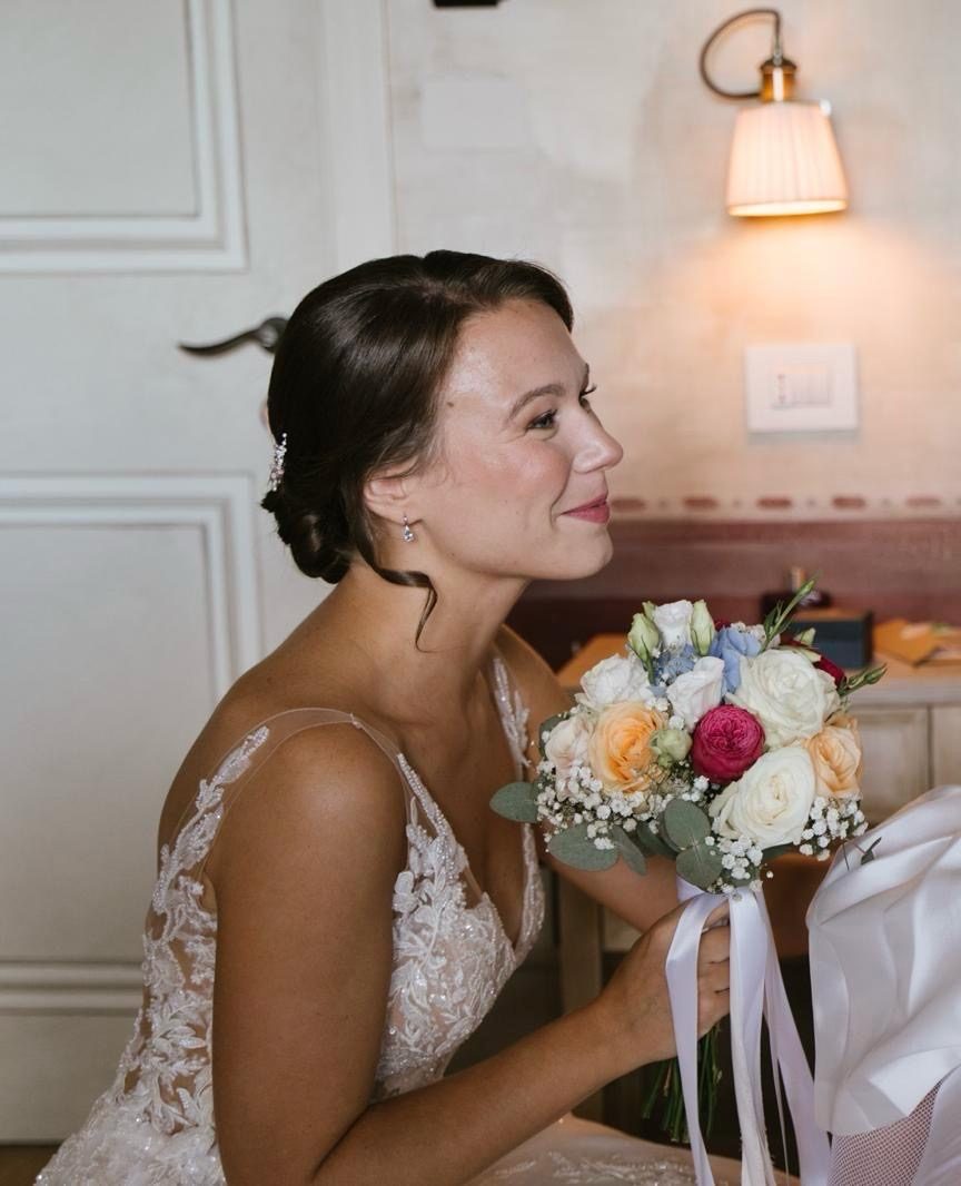 Sposa con bouquet in interno elegante