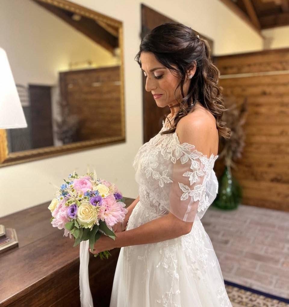 Sposa con bouquet pastello