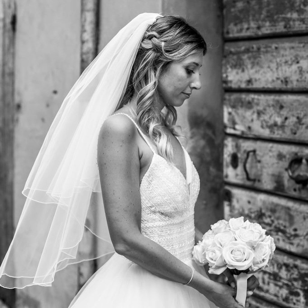 Sposa in bianco e nero con velo