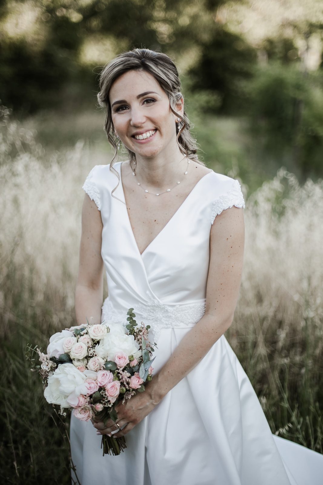Sposa sorridente in mezzo alla natura