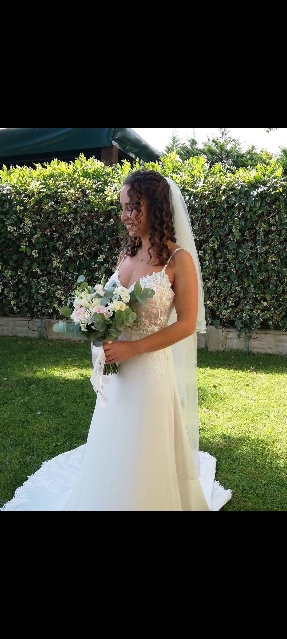 Sposa in giardino con bouquet