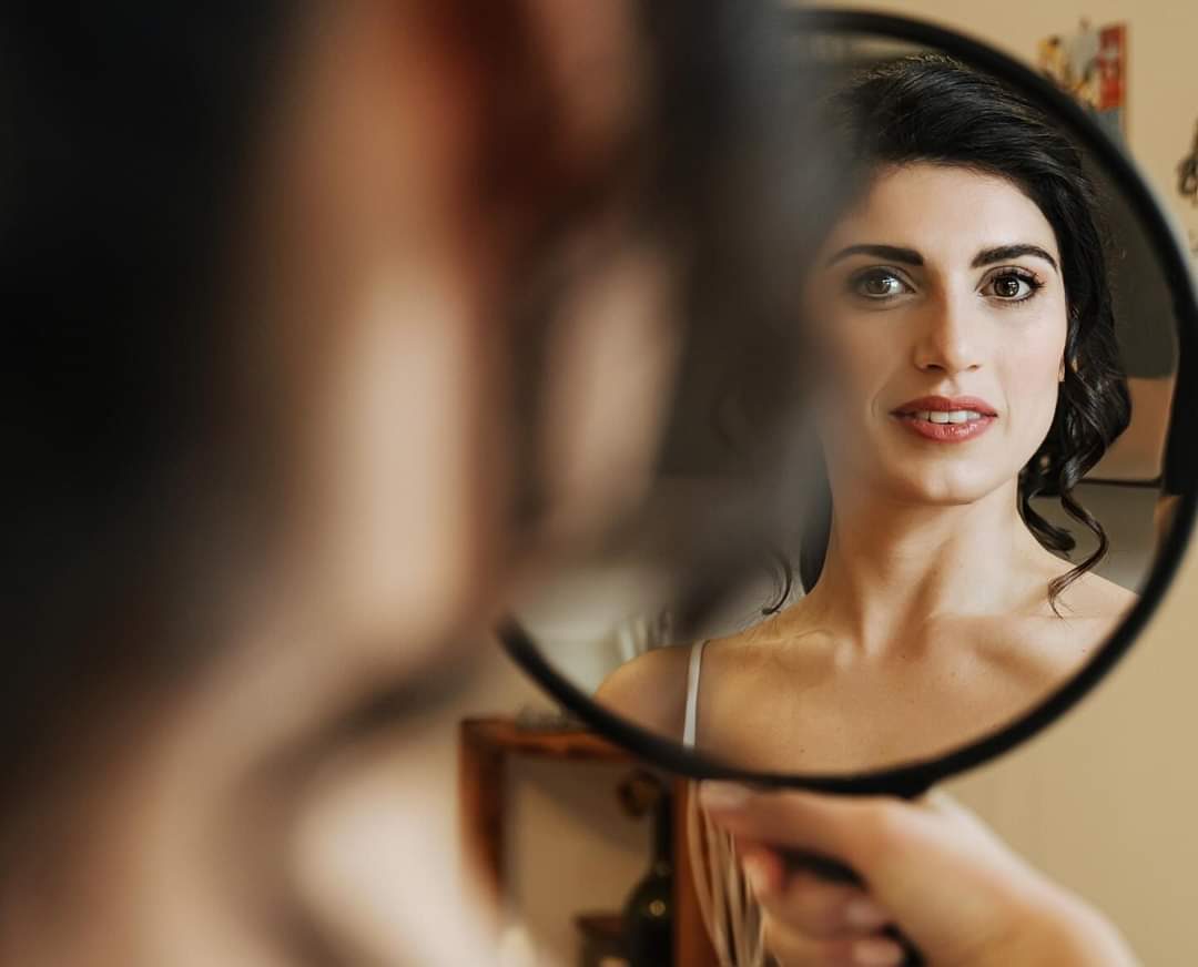 Sposa si guarda allo specchietto