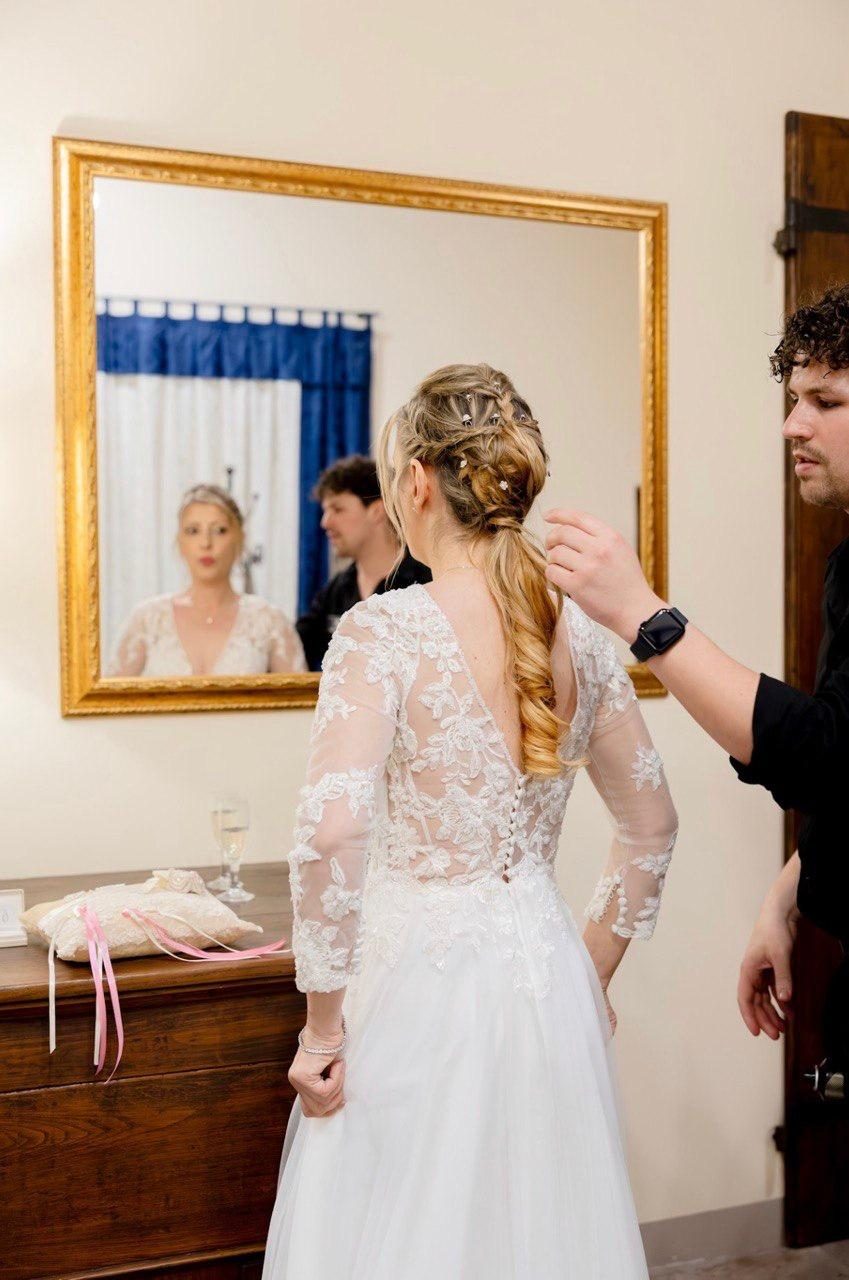Treccia sposa davanti allo specchio